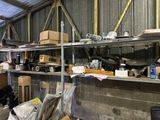un homme debout dans une pièce où se trouvent de nombreux cartons