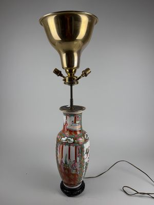 CANTON. Vase en porcelaine à décor polychrome et doré de scè…