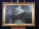 une peinture à l'huile représentant une scène fluviale, posée sur un chevalet, avec un fond bleu