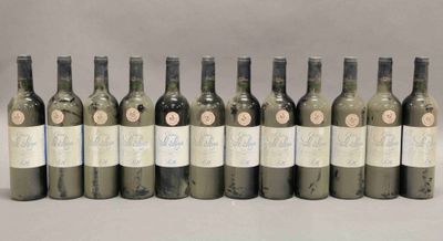 six bouteilles de vin sont alignées sur une table
