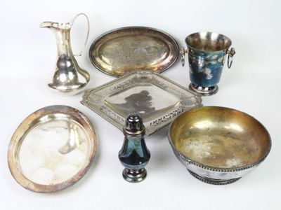 beaucoup d'objets en argent qui se trouvent sur la table