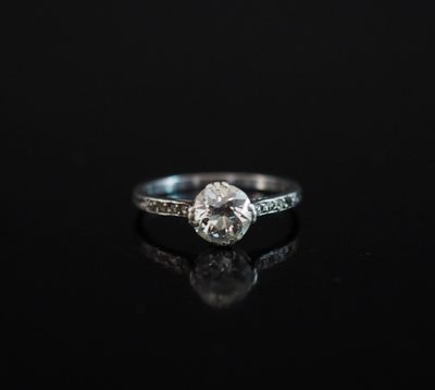 Bague de forme solitaire en platine, sertie en son centre d'…