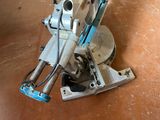 a machine that is sitting on the ground on the floor