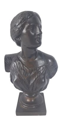 statue d'une femme en robe, posée sur un socle, sur fond blanc
