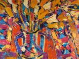 tableau représentant des fleurs dans un vase posé sur une table dans une pièce