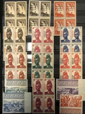 un ensemble de timbres représentant différents visages, présentés dans une vitrine