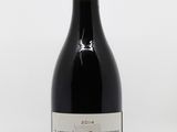 une bouteille de vin posée sur une table