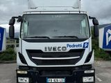 une photo d'un camion garé sur un parking