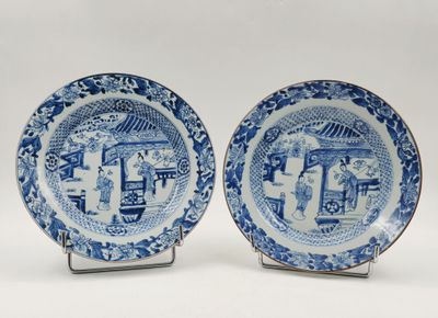 paire d'assiettes chinoises bleues et blanches ornées de motifs figuratifs