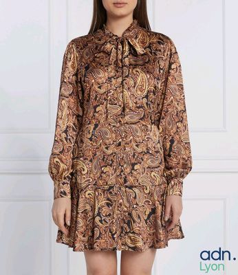 une femme portant une robe marron à motifs cachemire à manches longues