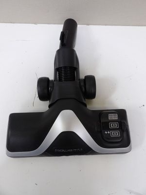 un aspirateur noir et argent posé sur une table