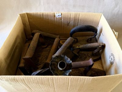 une boîte remplie de vieux outils posée sur une table