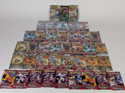 une pile de cartes pokemon posées les unes sur les autres