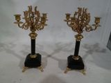 paire de chandeliers anciens en laiton sur des socles en marbre noir