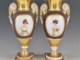 paire de vases anciens ornés de femmes, posés sur un socle