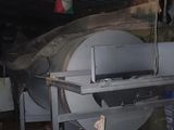 un petit avion qui est garé dans un garage
