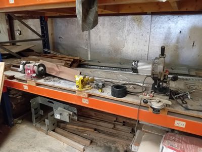 une photo d'un établi dans un garage avec de nombreux outils