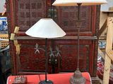 une table rouge sur laquelle est posée une lampe