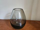 un verre de vin posé sur une table en bois