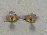 une paire de boucles d'oreilles en or et diamants sur fond blanc