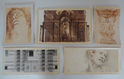 Plusieurs dessins représentant le visage d'une femme sont accrochés au mur.