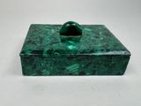 boîte en marbre vert avec une poignée verte sur un fond blanc
