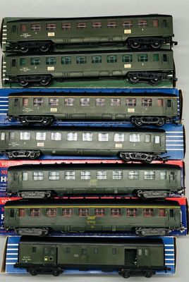 beaucoup de petits trains empilés les uns sur les autres