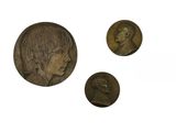 trois pièces de bronze représentant un homme et une femme sur fond blanc