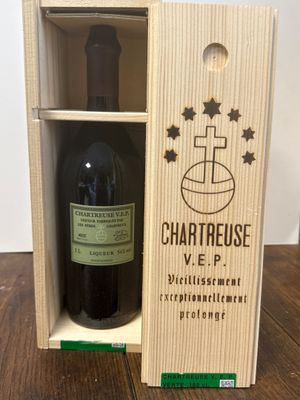 une boîte en bois ouverte contenant une bouteille de vin