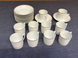 beaucoup de tasses et de soucoupes sur la table