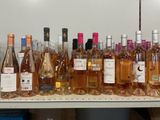 des bouteilles de vin sont alignées sur une étagère dans un magasin