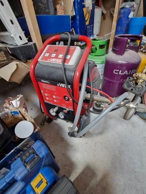 un petit générateur qui se trouve dans un garage