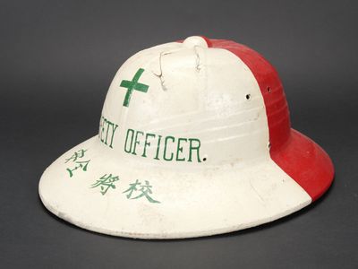 un vieux casque blanc et rouge orné d'une croix