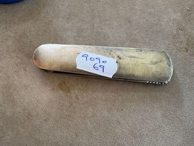 un petit couteau de poche sur lequel est inscrit un message