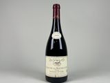 la bouteille de vin rouge est posée sur une surface blanche