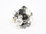 un gros plan d'une bague sertie de pierres noires et blanches