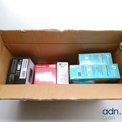 une boîte en carton remplie de différents types d'appareils électroniques