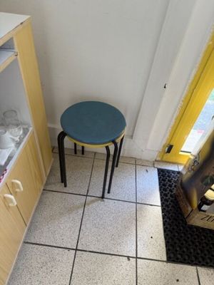 2 tabourets en bois et métal laqué noir + 1 meuble en strati…