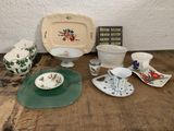 une table sur laquelle il y a beaucoup de vaisselle et de tasses
