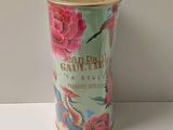 un vase orné d'une fleur rose, posé sur une table