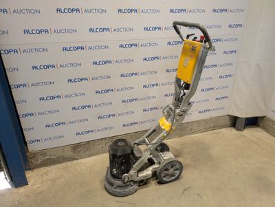une photo d'une petite machine garée dans un garage