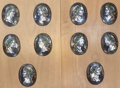 10 médaillons en émail peint en grisaille avec rehauts d'or …