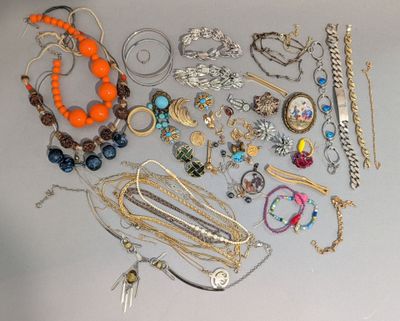 plusieurs types de colliers et de bracelets différents disposés sur une table