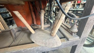 un grand nombre d'outils posés sur une table