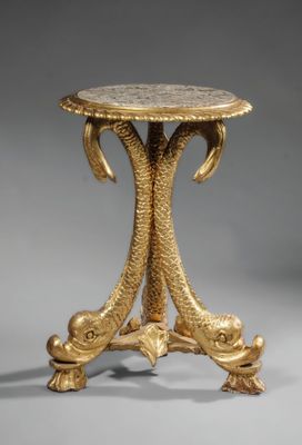 une image représentant une table dorée sur laquelle sont posés deux oiseaux