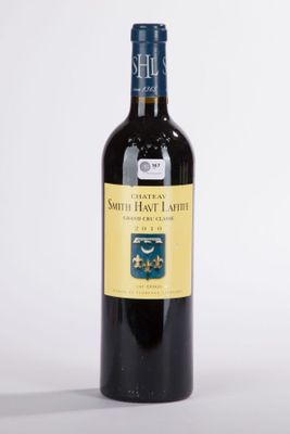 la bouteille de vin est posée sur une surface blanche