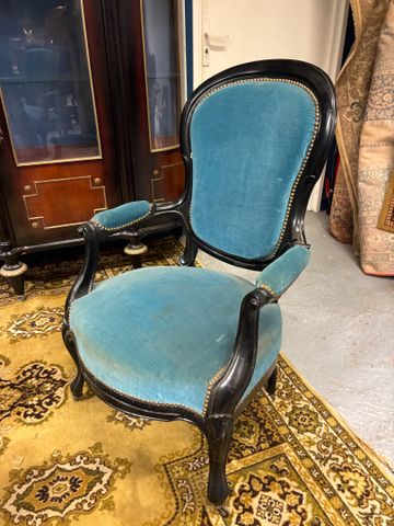 Suite de quatre fauteuils Napoléon III en bois noirci garni de ve
