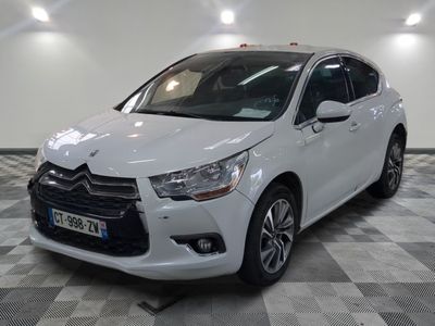 la voiture blanche est garée sur un sol en damier dans le garage