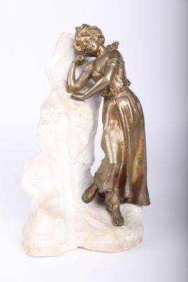 statue représentant une femme en train d'enlacer un homme, assis sur un rocher, sur fond blanc
