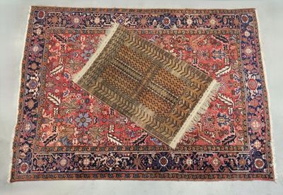 Tapis en laine à décor de fleurs et feuillages stylisés sur …
